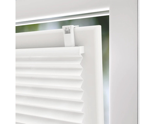 Imagine detaliată cu o jaluzea plisată albă pe o fereastră