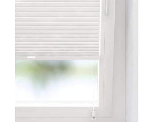 Pliseu alb pe fereastră pentru reglarea luminii