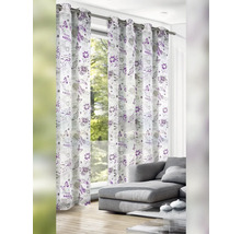 Șaluri decorative cu model în fața unei ferestre