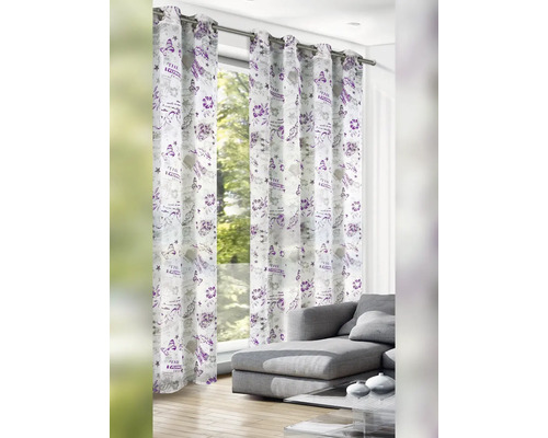 Șaluri decorative cu model în fața unei ferestre