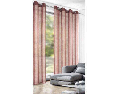 Șaluri decorative cu ochiuri pe o tijă de perdea în fața unei ferestre