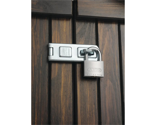 Lacăt ABUS Titalium cu zăvor corespunzător pe o ușă de lemn