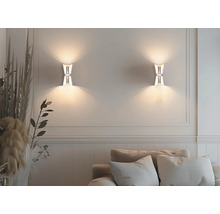 Două lămpi de perete cu design abstract iluminează o sufragerie