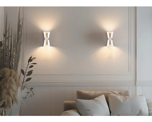 Două lămpi de perete cu design abstract iluminează o sufragerie