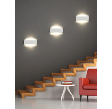 Scenă cu scară, fotoliu, masă și trei lămpi de perete albe