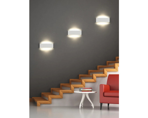 Scenă cu scară, fotoliu, masă și trei lămpi de perete albe