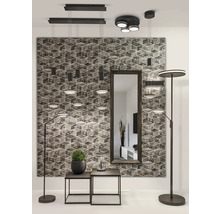 Interior cu o selecție de corpuri de iluminat moderne, inclusiv plafoniere, corpuri de iluminat suspendate, lampadare și lămpi de masă, completate de elemente decorative, cum ar fi o oglindă și măsuțe laterale.