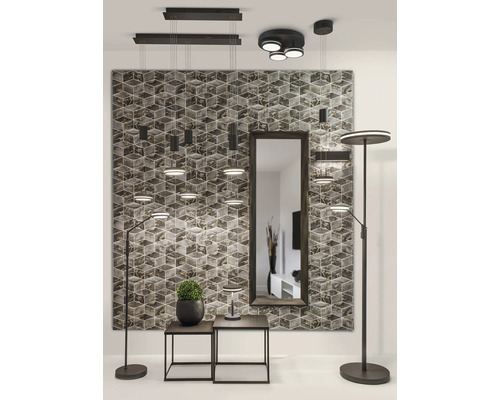 Interior cu o selecție de corpuri de iluminat moderne, inclusiv plafoniere, corpuri de iluminat suspendate, lampadare și lămpi de masă, completate de elemente decorative, cum ar fi o oglindă și măsuțe laterale.