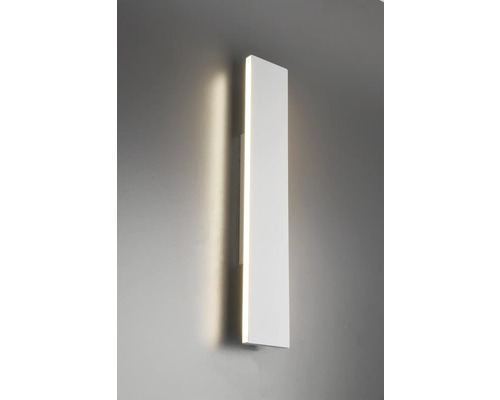 Lumină de perete LED albă pe un perete