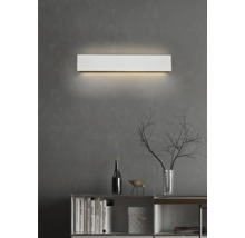 Lumină de perete deasupra unui bufet cu decorațiuni în sufragerie