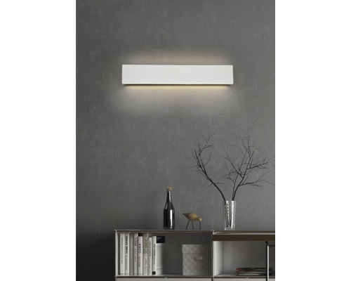 Lumină de perete deasupra unui bufet cu decorațiuni în sufragerie