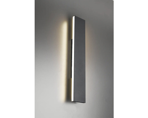 Lumină de perete neagră cu iluminare LED pe un perete