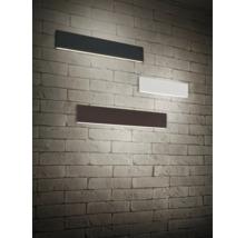 Trei lămpi de perete dreptunghiulare pe un perete de cărămidă