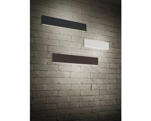 Trei lămpi de perete dreptunghiulare pe un perete de cărămidă