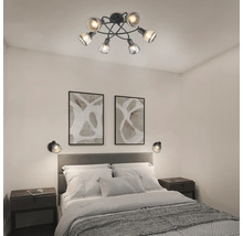 Dormitor cu plafonieră cu șase spoturi și două aplice de perete