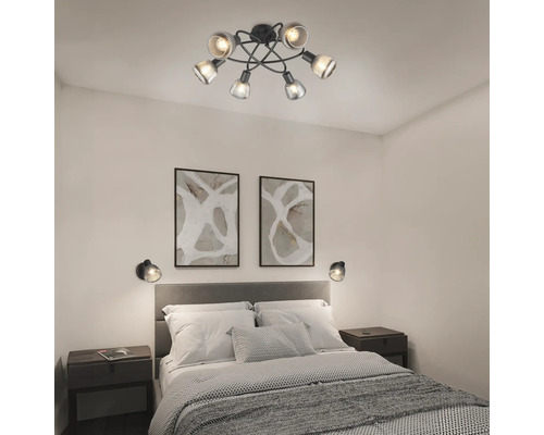 Dormitor cu plafonieră cu șase spoturi și două aplice de perete