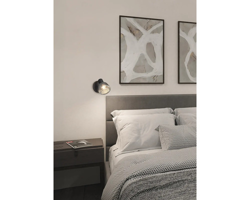 Dormitor cu veioză, pat și tablouri