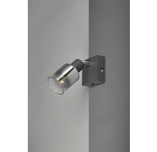 Lampa de perete cu abajur de sticlă pe un perete gri