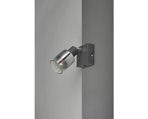 Lampa de perete cu abajur de sticlă pe un perete gri