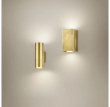 Două lămpi de perete aurii cu formă cilindrică și rectangulară