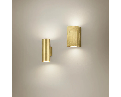 Două lămpi de perete aurii cu formă cilindrică și rectangulară