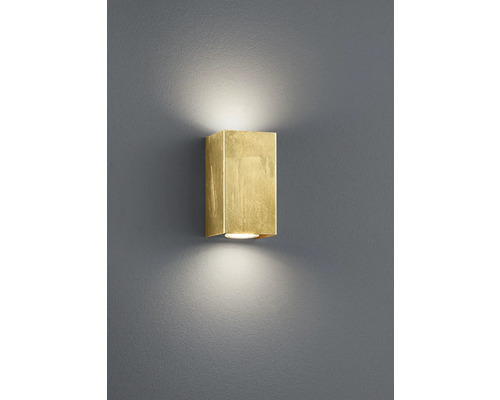 Lumină de perete aurie pe un perete