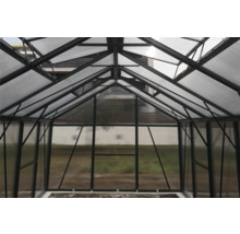 Vedere interioară a unui solar cu panouri din policarbonat și cadru metalic