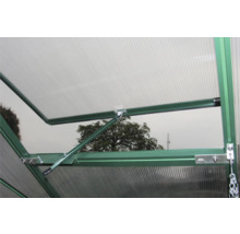 Imagine detaliată cu fereastra unei sere cu plăci din policarbonat și mecanism de deschidere