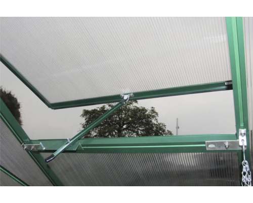 Fereastră deschisă a unei sere cu plăci din policarbonat și cadru metalic