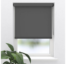 Rulou gri la fereastră