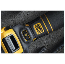 Prim-plan cu un tăietor de armătură Dewalt cu control al vitezei