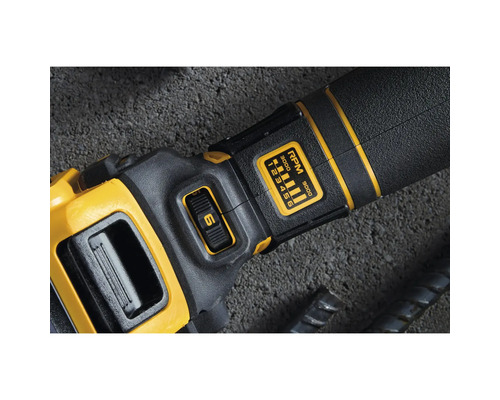 Prim-plan cu un tăietor de armătură Dewalt cu control al vitezei