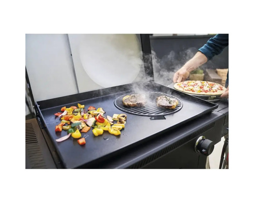 Grătar cu legume, fripturi și pizza pe o terasă.