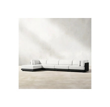 Canapea mare de colț cu perne albe și cadru închis la culoare