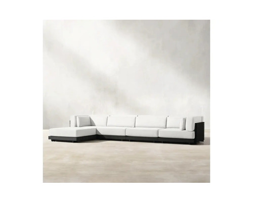 Canapea mare de colț cu perne albe și cadru închis la culoare