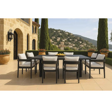 Set de mobilier de grădină cu masă și scaune pe o terasă cu vedere la un peisaj deluros