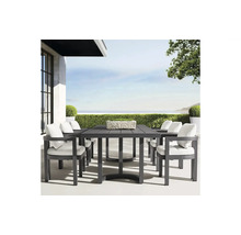 Scenă de grădină cu masă și scaune de luat masa în aer liber