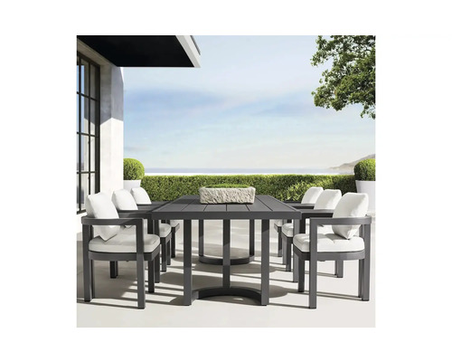 Scenă de grădină cu masă și scaune de luat masa în aer liber