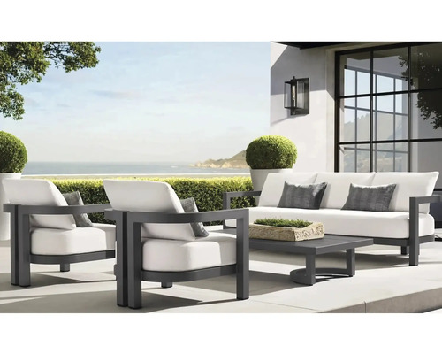 Terasa cu zonă de relaxare constând dintr-o canapea, fotolii și o masă cu vedere la mare