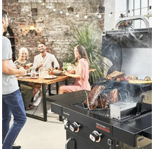 Scenă de grătar cu persoane și un grătar pe gaz cu alimente la grătar pe grătar