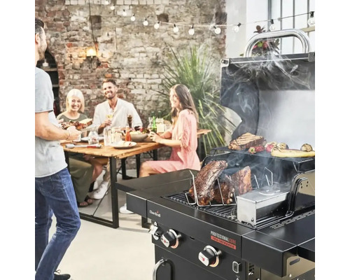 Scenă de grătar cu persoane și un grătar pe gaz cu alimente la grătar pe grătar