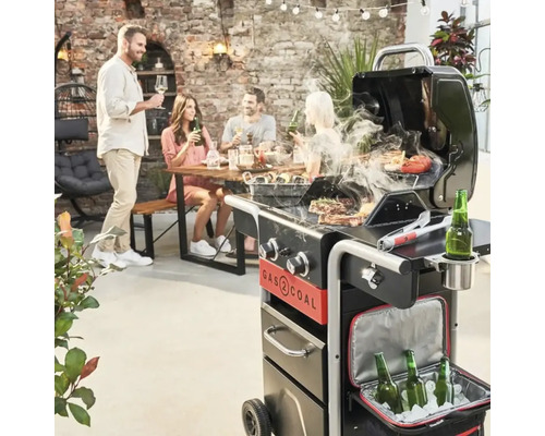 Scenă cu grătar pe cărbune și un grup de oameni afară care stau de vorbă