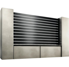 Gard de grădină cu lamele orizontale între doi stâlpi