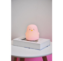 Lumină de noapte în formă de pinguin pe o carte