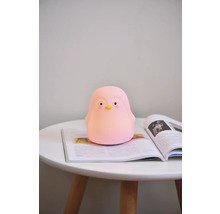 Lumină de noapte pinguin pe o masă cu revistă