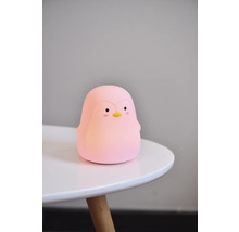 Lumină de noapte roz pinguin pe o masă