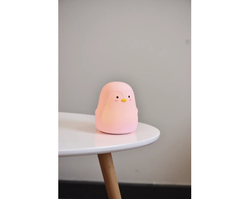 Lumină de noapte pinguin pe o masă