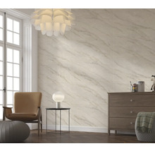 Cameră de zi cu gresie de marmură, fotoliu, comodă și măsuță laterală.