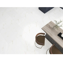 Cameră luminoasă cu podea cu gresie, masă și scaune