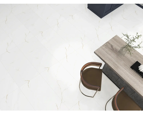 Cameră luminoasă cu podea cu gresie, masă și scaune